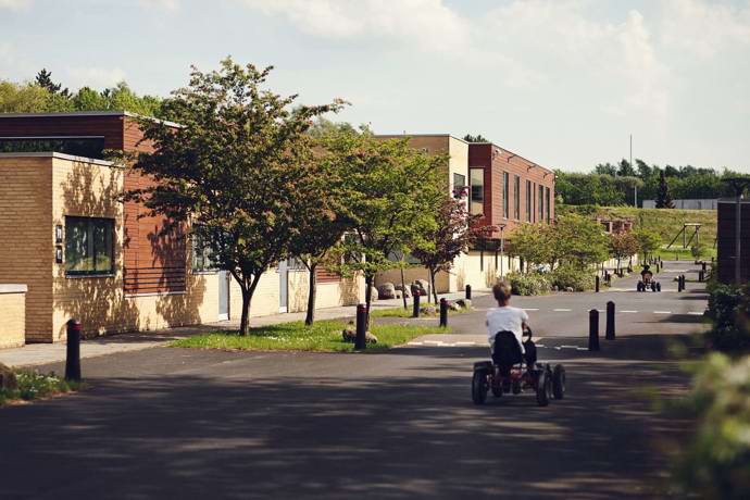 skole og børn udenfor