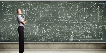 ung kvinde foran tavle