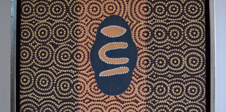 billede af australske aboriginals med skolens logo