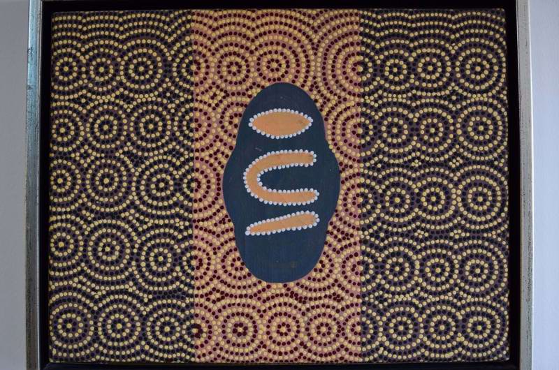 billede af australske aboriginals med skolens logo