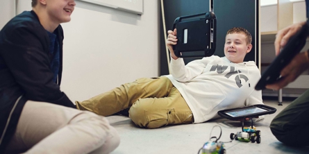 drenge styrer hjemmebyggede biler med Ipads