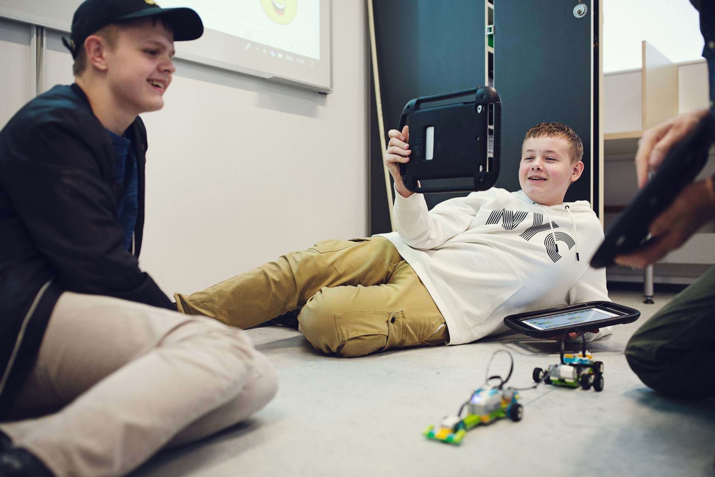 drenge styrer hjemmebyggede biler med Ipads