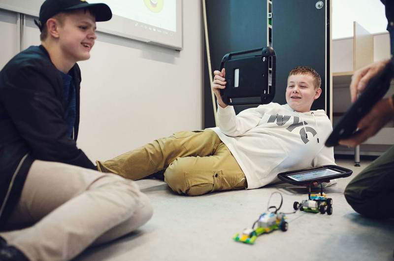 drenge styrer hjemmebyggede biler med Ipads