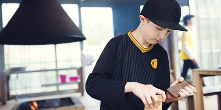 dreng arbejder i træ