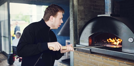 stor dreng arbejder med brænding af genstand