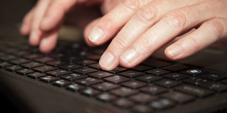 hænder på skrivetastatur