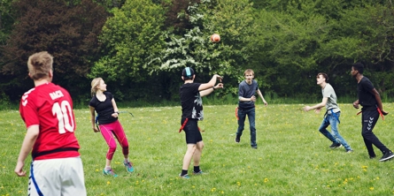 boldspil og store børn