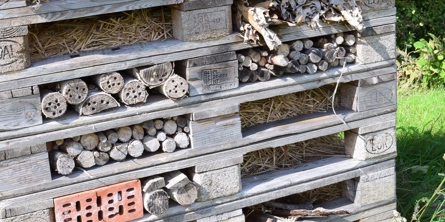 paller med græs og træstykker. Insekthotel