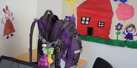 rygsæk og børnetegninger